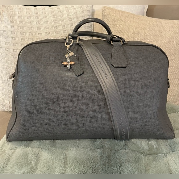 LOUIS VUITTON Neo Kendall Taiga Leather Travel Bag with LV keychain - Picture 1 of 15